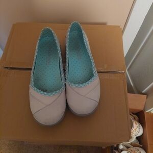 Women's Columbia flats